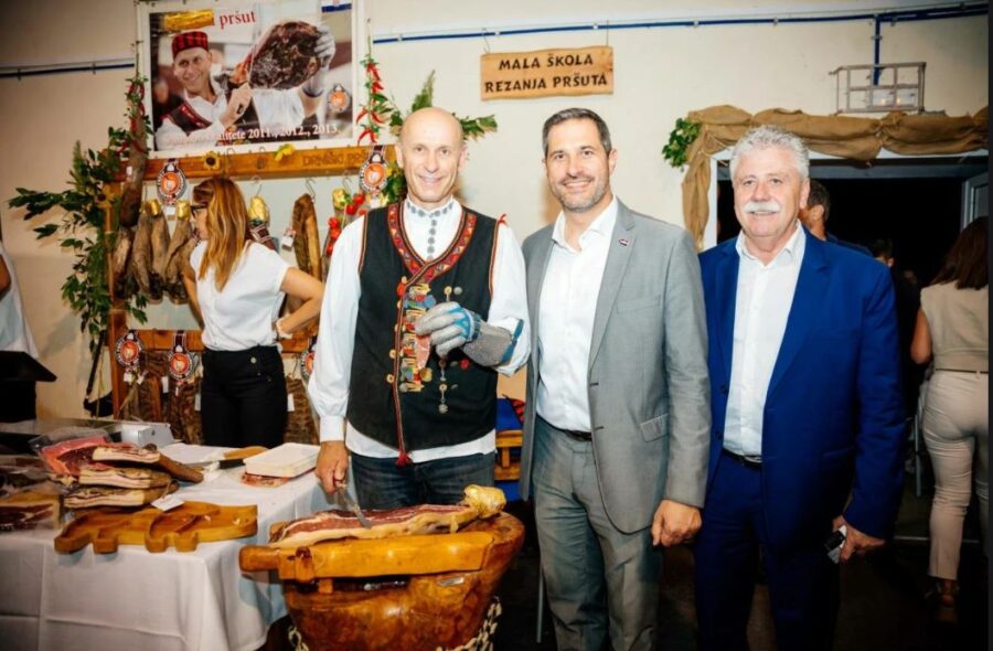 Tako se to radi: Drnišani potvrdili status kraljeva pršuta!